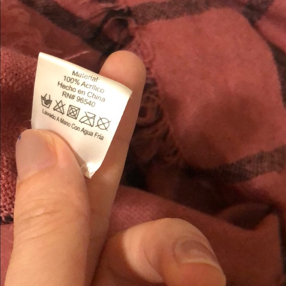 Red Check scarf - Picture 3 of 4